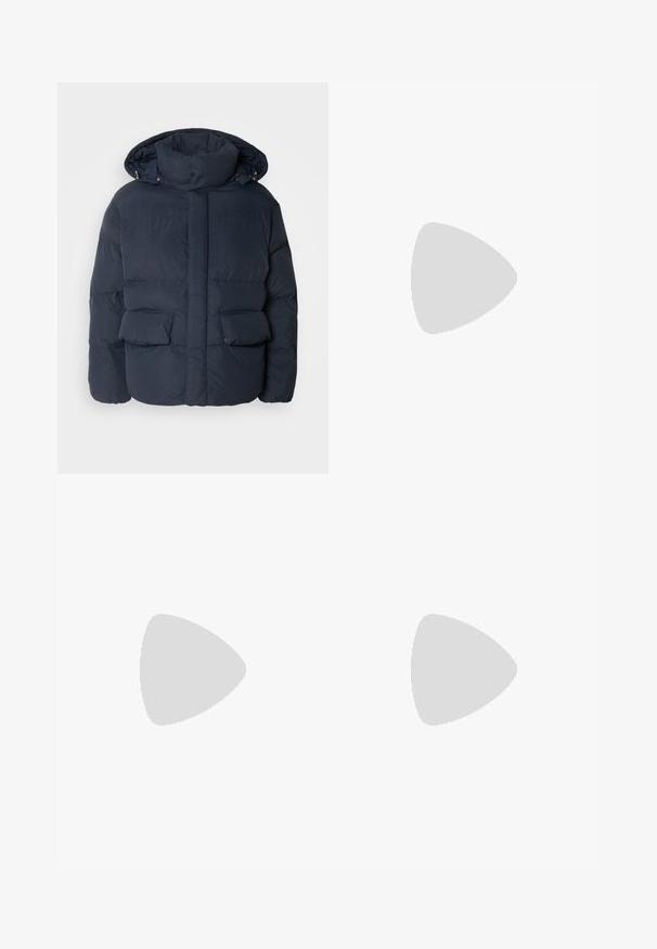 Jūrinė pūkinė striukė su aukštu apykakle, užtrauktuku, dviem priekinėmis kišenėmis, siuvinėto dizaino ir nuimama kapišonu.; Baltas trumpas rankovės marškinėlis, pagamintas iš medvilnės, su apvalia iškirpte. Priekyje yra subtilus iškilus logotipas ir raudonas etiketas ant apačios.; Bežinės medvilninės kelnės su tiesiu kirpimu, turinčios mygtuko uždarymą ir priekyje raukšles papildomai dekoratyviam akcentui.; Baltas ir šviesiai bežinis sportinis kedas, su tinklo viršumi, perforuotais detalėmis ir tekstūruotu tarpine su logotipu ant kulno.