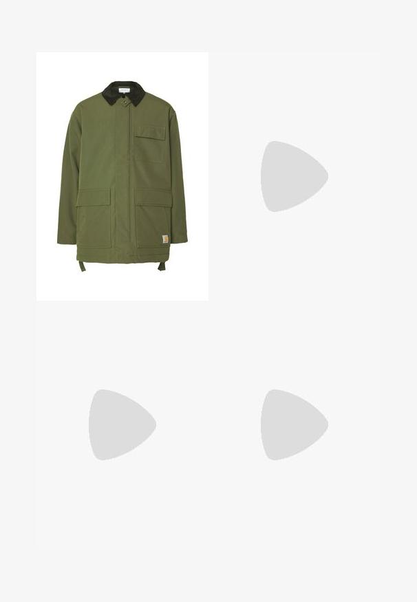 Jachetă verde măsliniu cu guler din catifea, având o închidere frontală cu capse și două buzunare frontale. Fabricată dintr-un material durabil, cu o croială mai lungă.; Hanorac bleumarin dintr-un amestec de bumbac, cu dungi albe pe lateral, un glugă cu șnur ajustabil și un buzunar frontal tip kangaroo.; Pantaloni verzi măslinii, cu talie înaltă și croială dreaptă. Realizați dintr-un material ușor, având pliu frontal și închidere cu nasture.; Adidași înalți bej din pânză, cu dungi roșii, talpă din cauciuc alb și gromete metalice, având logo-ul iconic cu stea pe lateral.