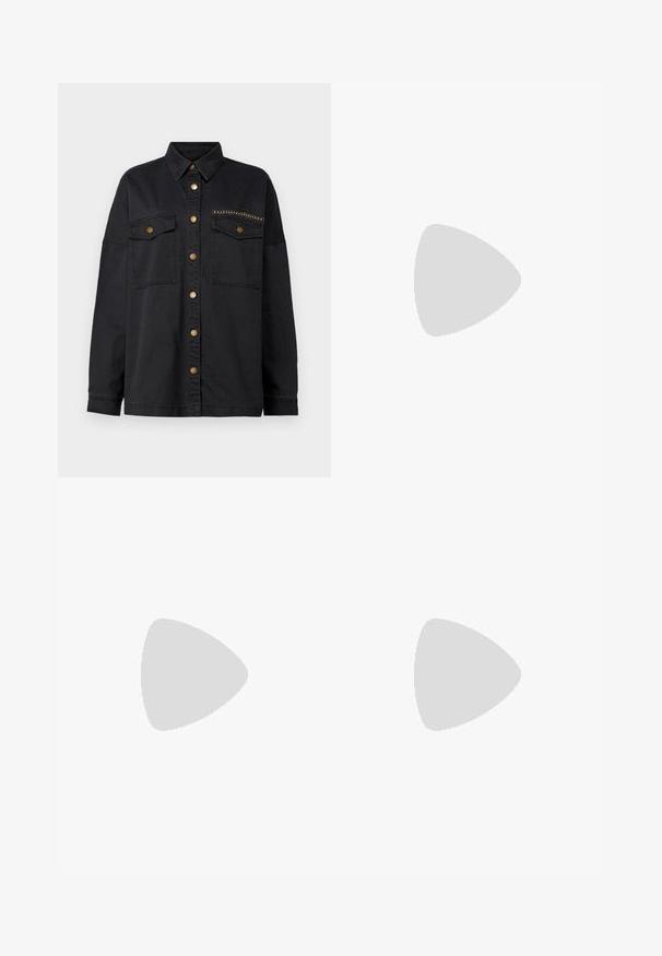 Giacca nera in denim, con chiusura frontale a bottoni, due tasche sul petto e dettagli in ottone su tasche e bottoni.; Due magliette senza maniche, in bianco e nero, realizzate in cotone a coste, con colli rotondi e un design aderente. Etichette visibili su entrambe.; Pantaloni cargo neri con vita alta, pieghe frontali, due tasche laterali e una vestibilità comoda, realizzati in un tessuto resistente con una trama liscia.; Scarpe da ginnastica nere alte con lacci bianchi, un logo bianco e cuciture bianche a contrasto. Presentano una suola bianca spessa e una parte superiore in suede textured.; Occhiali da sole con montatura in metallo e lenti verdi ovali. Montatura sottile in metallo argento e terminali neri. Design minimalista, senza loghi visibili.