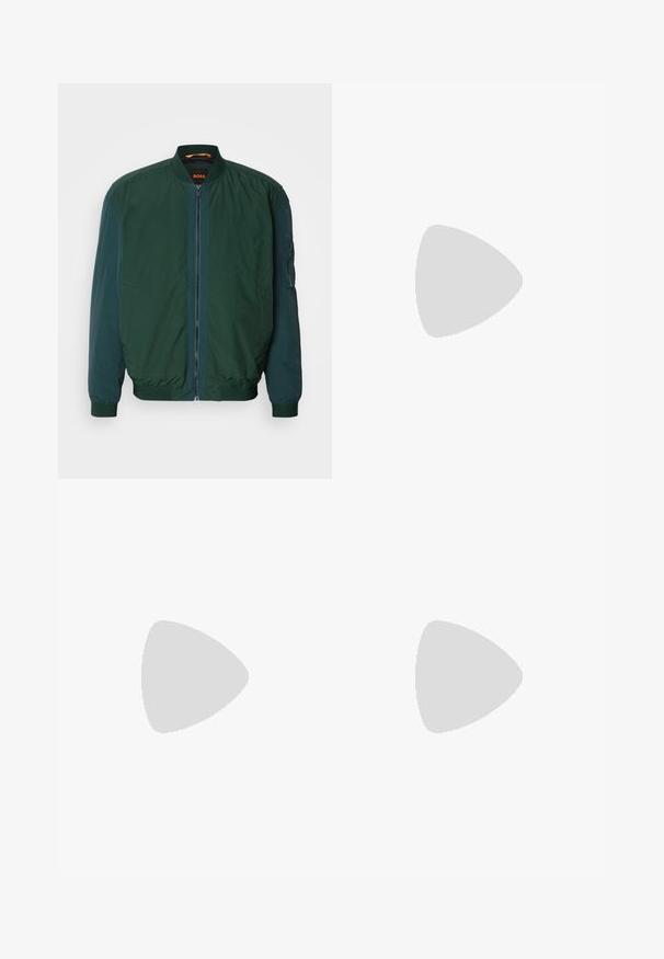 Zelená bomber bunda s předním zipem, žebrovanými manžetami a měkkou strukturou. Obsahuje boční kapsy a kontrastní podšívku.; BOSS TEE - Jednoduché tričko - open white; Bežové bavlněné kalhoty se střihy rovného nohavice, s knoflíkovým zapínáním a záhyby vpředu pro zvýraznění detailu.; Bílé a světle béžové atletické tenisky, které mají síťovaný svršek, perforované detaily a texturovanou mezipodešev s logem na patě.