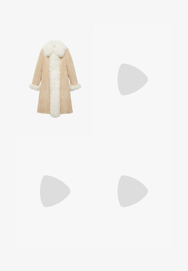 Mango PENYLANE - Zimný kabát - beige; Čierny bezrukávový crop top vyrobený z hladkej tkaniny, so zaobleným výstrihom a čistým, jednoduchým dizajnom bez vzorov alebo kovania.; Čierne nohavice so strihom rovného strihu, s prednými vreckami a bočnými rozparkami na leme. Vyrobené z mäkkej, hladkej tkaniny. Vhodné na rôzne príležitosti.; Priehľadné sandále na vysokom podpätku s transparentným zvrškom, béžovou stielkou a štíhlym remienkom na členku. Majú špicatú špičku a tenký vysoký podpätok.; Béžová kožená kabelka s unikátnym tvarom, vybavená dvoma krátkymi uchami a jedným dlhým nastaviteľným popruhom. Hladký povrch s minimálnym kovovým príslušenstvom.