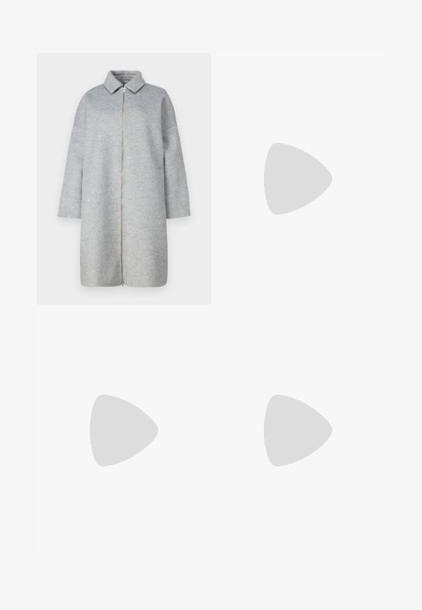 Grijze wollen jas met een kraag, volledige ritssluiting en lange mouwen. Zachte textuur en lengte tot onder de knie. Minimalistisch ontwerp zonder versieringen.; Zwarte katoenen t-shirt met een ronde hals, korte mouwen en een geborduurd logo op de borst. Eenvoudige, comfortabele pasvorm zonder patronen.; Zwarte op maat gemaakte broek met een recht model, voorzien van een soepele textuur en scherpe plooien aan de voorkant. Geen zichtbare hardware.; Zwarte leren slingback hakken met een spitse neus, voorzien van een slanke hak en een goudkleurige accent op de verstelbare band. Gladde textuur.