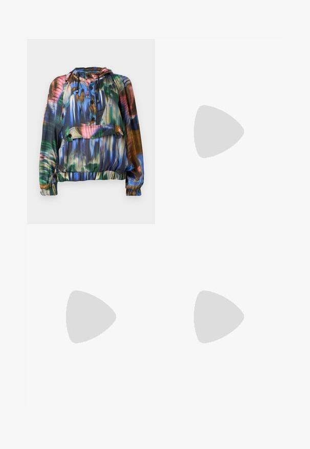 Farverig, letvægtsjakke med hætte; har abstrakte mønstre i blå, grøn og rød, knaplukning foran samt elastisk kant og ærmer.; Hvid kortærmet t-shirt lavet af ribbet stof. Rund halsudskæring, almindelig pasform og subtile syninger. Ingen mønstre eller grafik.; Flarende jeans med et tofarvet design bestående af mørke og lyse blå denim paneler, en frontknaplukning og klassisk lomme-styling.; Sort læderballetsko med rund tå, glat tekstur, minimal syning og et fleksibelt såldesign.