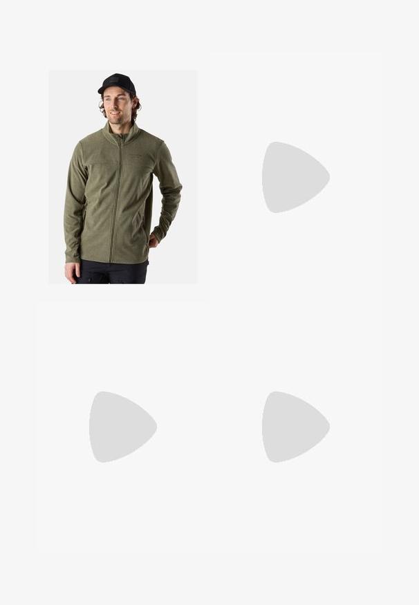 Groene fleecejack met hoge kraag, rits aan de voorkant en zakken aan de zijkanten. De stof heeft een gestructureerde afwerking. Draag met een zwarte pet.; Zwarte T-shirt met korte mouwen van katoen, voorzien van een ronde halslijn en een klein wit logo op de bovenste linkerkant van de borst.; Zwarte sportieve broek gemaakt van lichtgewicht stof, met een trekkoord in de taille, zijzakken en taps toelopende boorden bij de enkels.; Zwarte trailrunning schoen met een gestructureerde bovenkant, rubberen zool en versterkte neus. Voorzien van een gevoerde kraag en een trekhaak voor eenvoudig aan- en uittrekken.