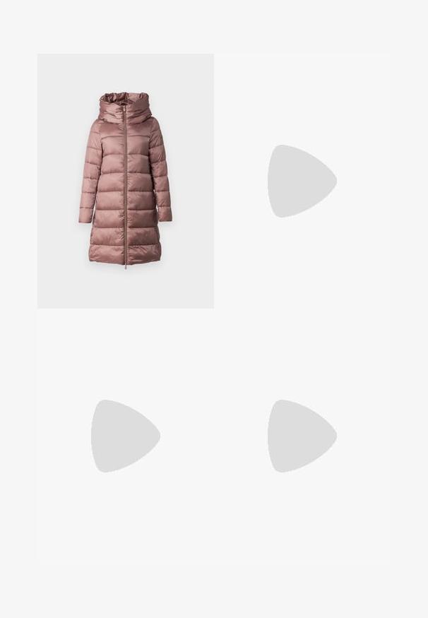 Polstret frakke i blød rosenfarve, med høj krave, lynlås og lange ærmer. Glat, skinnende stof med quiltede designelementer.; Sort bomulds t-shirt med korte ærmer, rund halsudskæring og lille hvid "Calvin Klein" logo på brystet. Glat tekstur, klassisk pasform.; Bredde benbukser i lys beige bomuld. Har høj talje, for- og baglommer samt lige pasform. Renset kantafslutning uden mønstre.; Sorte patenterede læderankelstøvler med en buet tå, elastiske sidepaneler og en kraftig blokhæl. Har et præget logo på bagsiden.