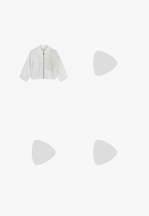 Veste blanche courte avec un mélange de matériaux texturés, une fermeture éclair sur le devant et un motif au crochet détaillé d'un côté.; Bralette en satin de couleur ivoire clair, avec des fines bretelles, un design structuré et une légère forme en V à l'avant, offrant une texture lisse.; Jupe midi en satin crème, présentant une texture lisse et brillante ainsi qu'une silhouette en A. Design uni sans embellissements supplémentaires.; Sandale slingback en cuir noir avec de fines lanières et un petit talon block. Présente un design avec un entre-doigt et un accent en boucle dorée.; Sac à main en cuir rouge avec une chaîne en métal, de forme arrondie, au design plissé, et un fermoir en métal sur le dessus. Embelli d'un détail de logo.; NA-KD 2-PACK BANGLE BRACELET - Bracelet - silver