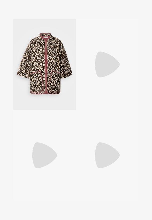 Leopardprint gesteppte Jacke mit pinkem Saum, kurzen Ärmeln und zwei aufgesetzten Taschen. Sie verfügt über einen Stehkragen und einen Reißverschluss vorne.; Navyblaue Baumwoll-T-Shirt mit rundem Halsausschnitt, kurzen Ärmeln und normaler Passform. Etikett Details am Halsausschnitt sichtbar. Sanfte Textur.; Schwarze weite Hosen mit hoher Taille, Knopfdetails am Bund und vorderen Falten.; Schwarze Lederpumps mit spitzem Zehenbereich und niedrigem Blockabsatz. Mit einem Knöchelriemen und einer goldfarbenen Schnalle. Glatte Textur.; Schwarze Leder-Shopper-Tasche mit zwei langen Griffen, einer glatten Textur und einer strukturierten Form. Verfügt über eine Vordertasche für zusätzlichen Stauraum.