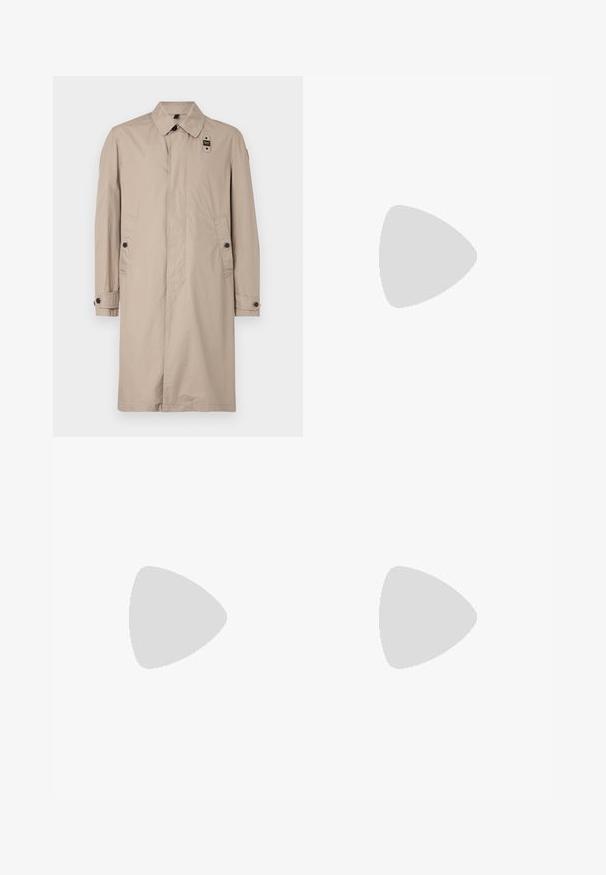 Cappotto trench beige con colletto classico, polsini con bottone, tasche laterali e etichetta applicata sul lato sinistro. Realizzato in tessuto leggero.; Maglietta in cotone nera con scollatura rotonda e maniche corte. Presenta una vestibilità ampia e un design semplice senza motivi o dettagli.; Pantaloni neri realizzati in tessuto con una superficie liscia. Presentano una chiusura con bottone, passanti per cintura e tasche laterali. Design a gamba dritta standard.; Sneaker in pelle nera a basso profilo con lacci neri e suola avorio, mostrato di profilo su sfondo bianco.