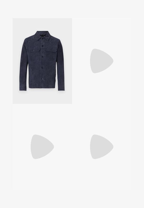 Marineblaues Wildlederjackett mit Kragen, langen Ärmeln, zwei Brusttaschen und Knopfverschluss. Geschmeidige Textur mit minimalistischem Design.; Schwarz T-Shirt mit kurzen Ärmeln aus einem glatten Baumwollmix, mit Rundhalsausschnitt und einem minimalistischen Design ohne Muster oder Akzente.; Schwarze Jogginghose aus glattem Stoff. Mit einem elastischen Bund und Kordelzug, schmal zulaufenden Beinen und ohne sichtbare Taschen. Einfaches Design.; Schwarzer niedriger Ledersneaker mit schwarzen Schnürsenkeln und cremefarbenem Sohlenrand, seitlich auf weißem Hintergrund dargestellt.