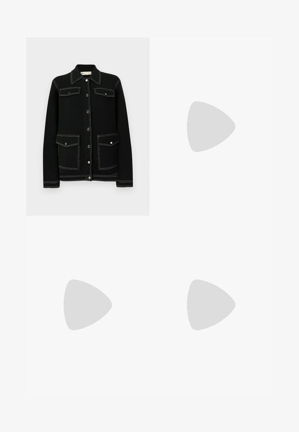 Črna pletena jakna z belim kontrastnim šivom, zapiranjem na sponke, dvema žepoma na prsih in klasičnim ovratnikom.; Bela bombažna majica s kratkimi rokavi, okroglim izrezom, sproščenim krojem in šivanim robom. Oznaka vidna na notranji strani izreza.; Črne hlače iz gladkega materiala, ki imajo visok pas, široke noge, sprednje nabore in klasične zanke za pas. Nevidni stranski žepi.; Črne usnjene baletne balerinke s koničastim nosom, ki imajo trak z okroglo kovinsko zaponko in ravno podplat.