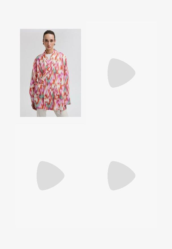 Farebný, vzorovaný kimono kabát z ľahkej tkaniny, so zubatými dizajnmi v oranžovej, ružovej a zelenej farbe. Obsahuje bočné vrecká a viazanie.; Asymetrický biely top vyrobený z hladkého materiálu, s jedným krátkym rukávom a jedným dizajnom bez ramena, so štýlovým a minimalistickým vzhľadom.; Široké nohavice z krémovej látky s hladkou textúrou, s jedným predným gombíkom, jemnými skladmi a vysokým pásom.; Priehľadné sandále na vysokom podpätku s transparentným zvrškom, béžovou stielkou a štíhlym remienkom na členku. Majú špicatú špičku a tenký vysoký podpätok.