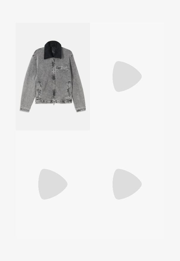 Jachetă din denim gri cu guler din mătase neagră, închidere cu fermoar, un buzunar pe piept și două buzunare laterale. Țesătură texturată cu nuanțe subtile de decolorare.; Cămașă albă cu mânecă lungă, din bumbac, prevăzută cu un buzunar pe piept cu broderie tonală, guler și manșete cu buton.; Pantaloni bej, cu talie înaltă, dintr-un material texturat. Prezintă picioare late și două pliseuri frontale pentru structură. Finisaj îngrijit, fără accesorii vizibile.; Mocasini din piele neagră cu o textură netedă, vârf rotund și o curea decorativă peste partea superioară. Toc mic, design minimalist.