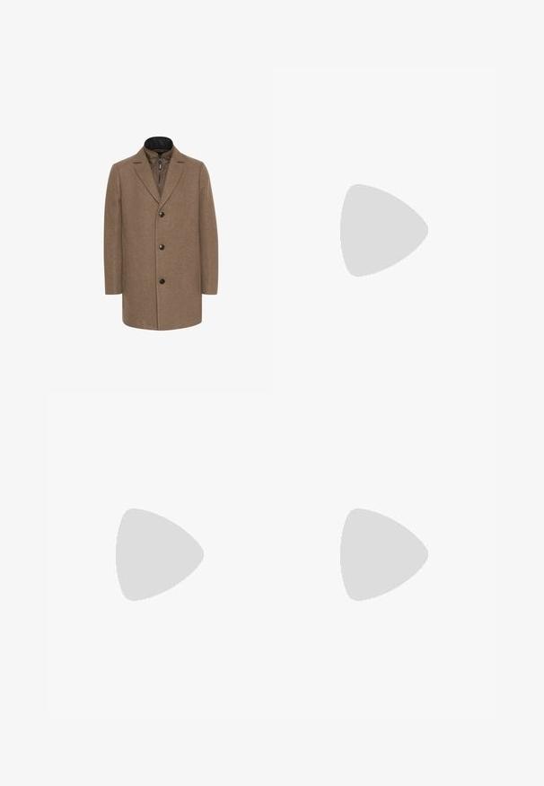 Matinique TRACE - Krátky kabát - walnut; Biela polo tričko vyrobené z bavlny, s klasickým golierom, trojbuttonovou légou a vreckom na ľavej hrudi; malé logo na spodnom leme.; Svetlo krémové, voľné nohavice vyrobené z mäkkého materiálu. Majú elastický pás s šnúrkou a zúžený strih nohavíc.; Svetlé béžové mokasíny s špicatou špičkou, hladkým materiálom, pásikom cez vamp a nízkou hnedou podrážkou. Jednoduchý dizajn s minimálnymi akcentmi.