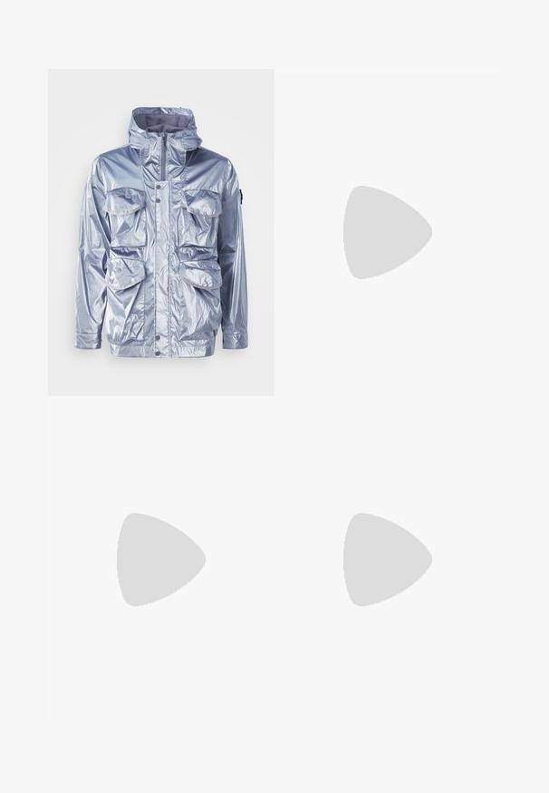 Sølv vandtæt jakke med lynlåslukning, justerbar hætte og fire frontlommer. Har en glinsende overflade og trykknapper.; Sort T-shirt lavet af glat stof med rund halsudskæring, der har tre grønne striber på skuldrene og et lille grønt logo på brystet.; Sorte syntetiske træningsbukser med elastisk talje, prydet med hvide side-striber og et lille hvidt logo på venstre hofte.; Sorte og hvide sneakers med en overdel i ruskind og læder, der har tre hvide striber, en perforeret tå og en sål i gummigummi.