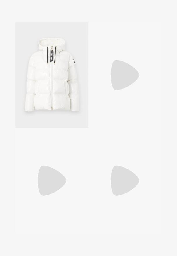 Giacca imbottita bianca con finitura lucida, cappuccio removibile, chiusura zip e lacci neri. Presenta un'etichetta di marca e sezioni imbottite.; T-shirt bianco a maniche corte con righe orizzontali blu navy, con logo "Tommy Hilfiger" ricamato sul petto. Design classico con collo a giro.; Gonna bianca plissettata con elastico nero in vita che presenta il logo "LACOSTE". Design di lunghezza media con texture morbida.; Sneaker bianchi in pelle con suola spessa bianca, accento in suede nero sul tallone e logo impresso sul lato. Design con lacci e sei fori per i lacci.
