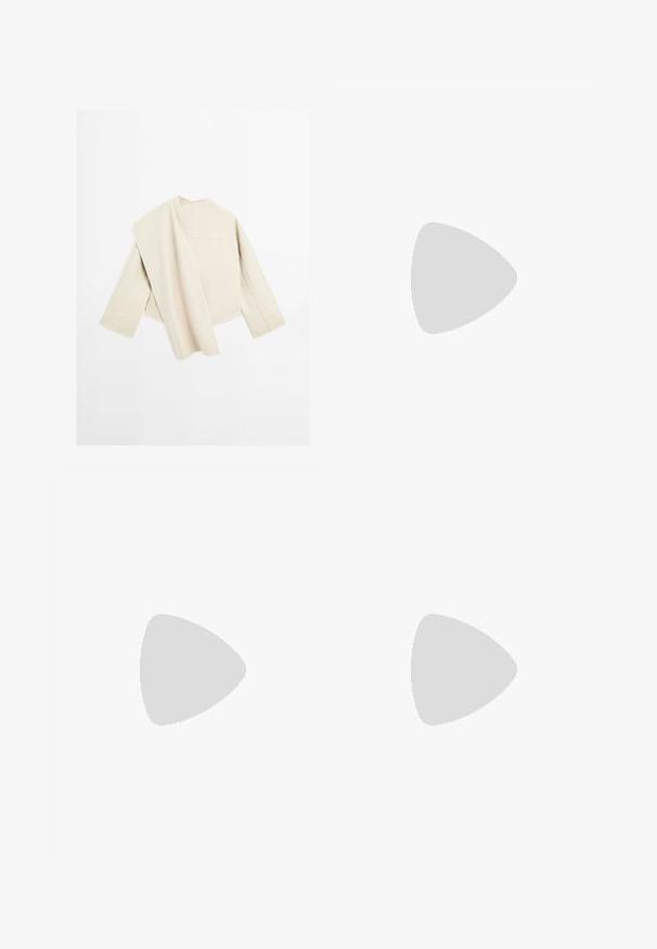 Veste beige texturée avec une coupe ample, dotée d'un seul panneau drapé sur une épaule et de manches larges, avec des coutures minimales et sans fermetures.; Débardeur noir avec des fines bretelles ajustables, un décolleté rond et une silhouette ajustée. Fabriqué en tissu lisse avec une texture douce.; Bershka BLONDE  - Jupe longue - black; Timberland PREMIUM  - Bottines à lacets - wheat