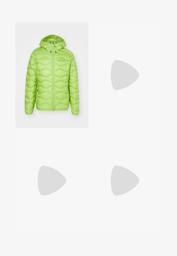 Peak Performance HELIUM HOOD - Dunjakke - stand out green; Hvit bomull T-skjorte med korte ermer, med en marineblå Nike-logo brodert på venstre bryst. Standard design med rund hals.; Sorte, joggebukser med elastisk liv, løs passform, mansjetter på ankler, glatt tekstur og uten synlige mønstre eller hardware-detaljer.; Hvite treningssko med mesh-overdel, grå detaljer, teksturert gummisåle og pull-tabs på hælen; har et snøresystem.