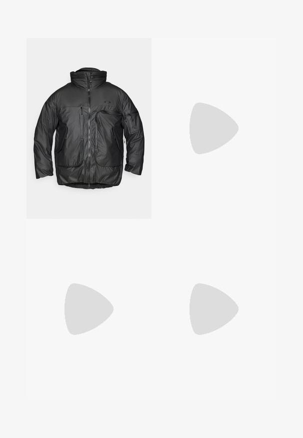 Jaqueta preta isolada com um colarinho alto, fecho frontal por zip e múltiplos bolsos com fecho zip. Feita de tecido liso e brilhante com um corte solto.; T-shirt preto de manga curta feito de um tecido leve. Apresenta um pequeno logo branco ao lado esquerdo do peito e detalhes subtis nos ombros.; Calças atléticas pretas feitas de tecido leve, com um cós ajustável por cordão, bolsos laterais e punhos afunilados nos tornozelos.; Sapatilha de trail running preta com um upper texturizado, atacadores elásticos e sola Contagrip. Apresenta um ajuste confortável e uma biqueira protetora.