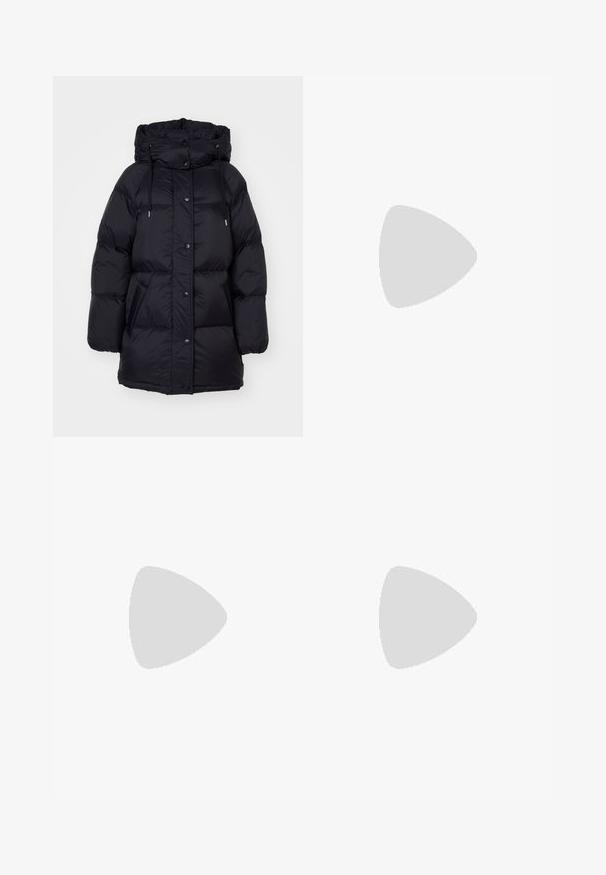 GANT MID LENGTH JACKET - Manteau en duvet - black; T-shirt en coton noir avec un col rond, des manches courtes et un logo brodé bleu "Calvin Klein JEANS" sur le devant.; Jeans noirs à jambes larges en denim, avec une taille haute, une coupe à cinq poches et une fermeture à bouton en métal avec des coutures contrastantes.; Bottine en cuir noir avec fermeture éclair sur le côté, bout arrondi et semelle épaisse et texturée. Branding subtil sur le côté.