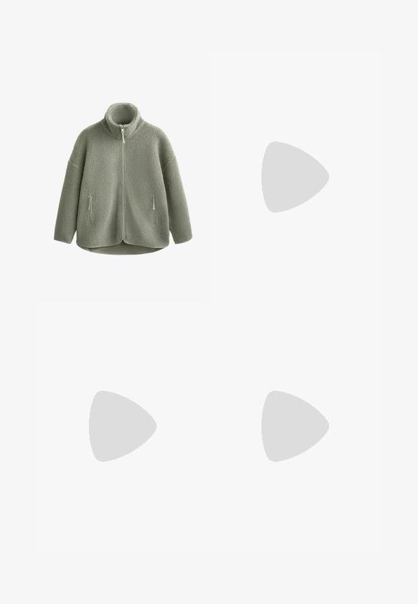 Polarowa kurtka w przytłumionym zielonym kolorze, z wysokim kołnierzem, przednim zamkiem i dwiema bocznymi kieszeniami na zamek. Teksturowany materiał o miękkim wyglądzie.; Skórzana szara sweter z wysokim kołnierzem i ściągaczami, z teksturowanymi wzorami w warkocze z tyłu i po bokach.; Spodnie o szerokich nogawkach w jasnobeżowym kolorze, wykonane z gładkiego materiału. Posiadają klasyczny pas i płaski przód z czystymi liniami.; Brązowe zamszowe botki typu Chelsea z elastycznymi bocznymi panelami i grubą, fakturowaną podeszwą platformową. Posiadają pętlę z tyłu dla łatwego zakładania.