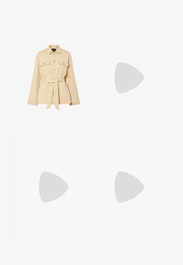 Beige bälte jacka gjord av bomullstwill med metallknappar, två bröstfickor och en strukturerad krage. Mjuk textur och avslappnad passform.; Vit bomull t-shirt med korta ärmar och rund halsringning. Har en rosa etikett på insidan av halsen. Slät textur.; Mörkblå denimjeans med en lös passform, ljusa sömmar, fem fickor och knappstängning vid midjan.; Svart flip-flop med en texturerad gummisula, två slanka remmar och en subtil, präglad logodetalj på remmen.; Svarta överdimensionerade solglasögon med ovala linser, slät plastbåge och guldaccent på bågarna. Mörka linser ger solskydd.; Vävd halm tote väska med en bred, avsmalnande form, utrustad med två svarta läderhandtag. Naturlig beige färg med en texturerad yta.