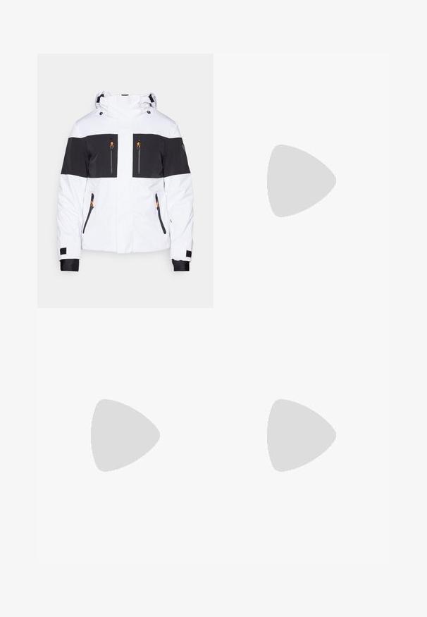 EA7 Emporio Armani KITZBUHEL COLORBLOCK JACKET - Veste de ski - white; Filippa K HEAVY CREW NECK TEE - T-shirt basique - navy; Pantalon bleu marine en coton, avec une coupe droite, une fermeture à bouton à l'avant et une taille classique avec passants de ceinture.; Baskets en daim noir avec une semelle en caoutchouc blanc, présentant des coutures tonales et un design lacé. Texture lisse avec une forme moderne et épurée.