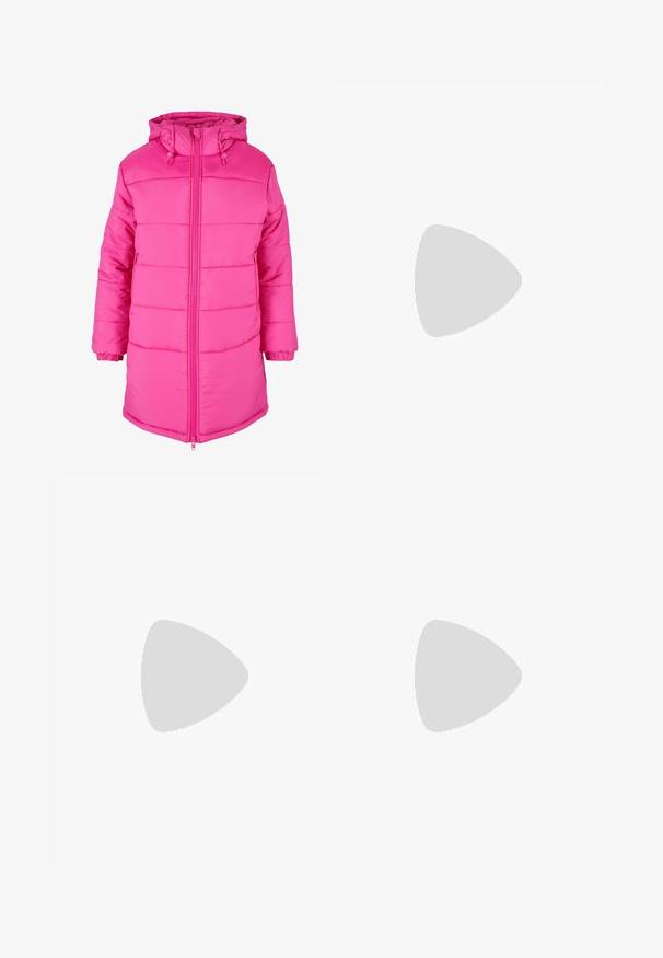 Podložena roza jakna z zadrgo na sprednji strani, kapuco s vrvico in elastiko na manšetah. Površina ima gladko teksturo z quilted detajli.; Modra skrajšana jopica z V-izrezom, rebrasto teksturo in dolgimi rokavi. Narejena iz mehkega materiala. Oznaka: even&odd.; Rebraste nogavice v mehki taupe barvi, z visokim pasom, ožjim krojem in zoženimi gležnji. Narejene so iz teksturirane, raztegljive tkanine.; Bela športna obuvala z teksturirano mrežasto zgornjico, oblazinjeno obrobo in debelim podplatom. Ima logotip ob strani in vezalni sistem.