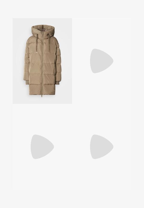 Gevoerde gewatteerde jas in lichtbeige met een ritssluiting aan de voorkant en een verstelbare trekkoord. Heeft een ingedeeld quiltontwerp en ribgebreide manchetten.; Zwarte katoenen t-shirt met een ronde hals, korte mouwen en een geborduurd logo op de borst. Eenvoudige, comfortabele pasvorm zonder patronen.; Beige wijdvallende broek gemaakt van lichtgewicht stof, met voorplooien, een gladde tailleband en een recht model met nette zomen.; Zwarte leren slingback hakken met een spitse neus, voorzien van een slanke hak en een goudkleurige accent op de verstelbare band. Gladde textuur.