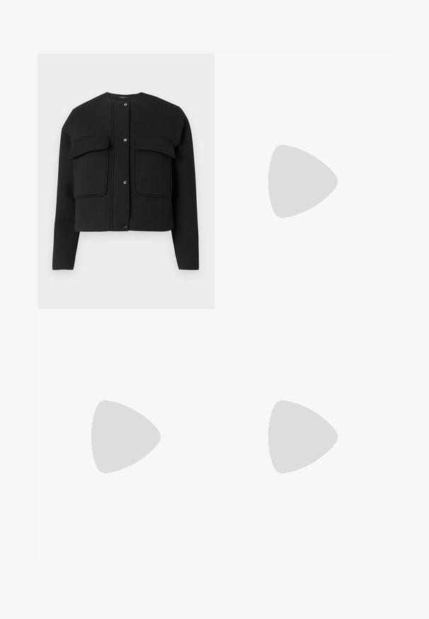Veste courte noire en matériau doux, dotée de deux poches avant, d'une fermeture à boutons et d'un col arrondi. Design simple avec des lignes épurées.; T-shirt en coton blanc avec un col rond et des manches courtes. Présente un design de texte circulaire en petits points portant l'inscription "Pepe Jeans London".; Pantalons noirs évasés avec une texture lisse, taille mi-haute et poches latérales. Design simple sans motifs ni embellissements.; Baskets montantes en toile blanche avec semelle en caoutchouc noir, capuchon en caoutchouc à l'avant, et six œillets pour les lacets, présentant un design épuré et minimaliste.