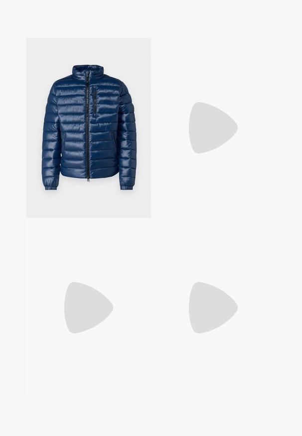 Marinblå vadderad jacka med hög krage, dragkedjefront, horisontell fyrkantig design och elastiska ärmslut. Har en ficka med dragkedja på bröstet.; Svart bomull T-shirt med en diagonal rosa "calvin klein" logotyptryck på framsidan. Korta ärmar och rundad nacke.; Svarta denimbyxor med en vid bendesign, som har fem fickor och metallknappar. Slät textur, inga synliga mönster.; Calvin Klein HYBRID CUP - Slip-ins - triple black