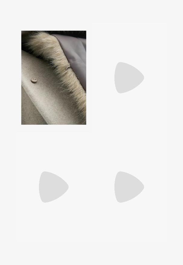 Tissu en laine beige avec une bordure en fausse fourrure douce le long du bord, présentant une fermeture à bouton rond de couleur taupe clair. Doublure intérieure lisse.; T-shirt blanc à manches courtes en coton. Avec un col rond et un petit logo Adidas noir sur la poitrine. Ourlet droit.; Jeans en denim bleu clair à jambes larges. Présente une taille haute, cinq poches et une coupe droite avec un léger délavage.; Baskets avec une tige en cuir blanc, un bout en daim gris et trois bandes noires. Présente un logo bleu sur la languette et une semelle en caoutchouc texturée.