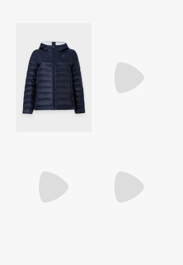 Marineblå pufferjakke med hætte, der har lynlås foran, syede paneler og et lille logomærke på brystet. Glat, letvægtsstof.; T-shirt i bomuld med vandrette marineblå striber på en hvid baggrund. "Tommy Hilfiger" broderet i kursiv på brystet. Rund hals.; Plisseret hvid nederdel med en sort elastisk talje, der har "LACOSTE"-logoet. Mellemlang design med blød tekstur.; Hvide lædersneakers med en tyk hvid sål, sort ruskindhælvægt og prægede logoer på siden. Snørebåndsdesign med seks øjer.