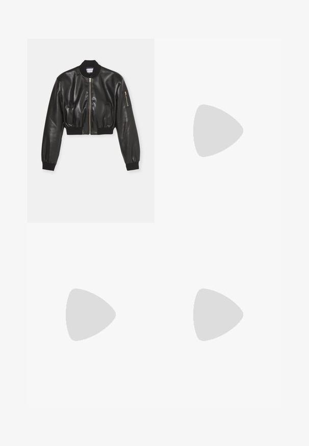Fête Impériale PLATON JACKET - Jachetă din imitație de piele - black; Tricou din bumbac negru cu mâneci scurte și guler rotund, având text alb care spune "PREA HOT PENTRU A FI MANEVRAT" pe față.; Fustă din piele ecologică neagră cu detalii franjurate. Prezintă o centură largă cu o cataramă aurie și multiple găuri de ajustare. Textură netedă.; Pantofii cu toc înalt, ascuțit, de culoare neagră, sunt realizați din piele netedă. Acestea au un toc subțire și un design minimalist, fără embellishmente vizibile.