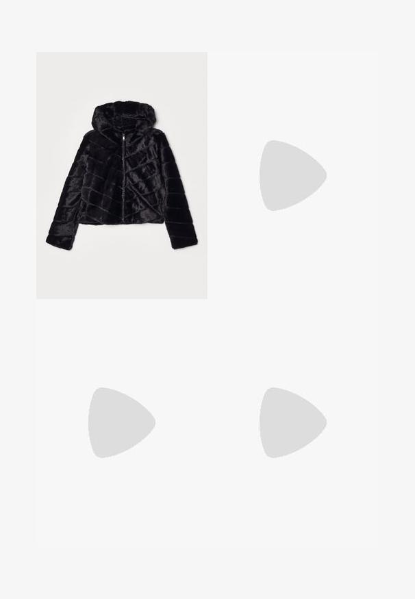 Μαύρο ψεύτικο γούνινο κοντό μπουφάν με κουκούλα, με διαγώνιο ραφτό σχέδιο και μπροστινό φερμουάρ. Μαλακή υφή και λεία επιφάνεια.; Λευκό βαμβακερό μπλουζάκι με κοντά μανίκια, στρογ�γυλή λαιμόκοψή, χαλαρή εφαρμογή και ραμμένο στρίφωμα. Ετικέτα ορατή στο εσωτερικό του λαιμού.; Πλατύ πόδια τζιν σε εκρού τζιν. Σχεδίαση με ψηλή μέση, κλείσιμο με κουμπί, δύο μπροστινές τσέπες και λεπτομέρειες με αντίθεση ραφής.; Λευκά δερμάτινα sneakers με ίσια κορδόνια, στρογγυλή μύτη και διακριτές ραφές. Διαθέτει υφασμένη σόλα και ανάγλυφο λογότυπο στη φτέρνα.