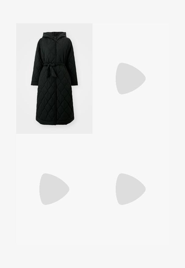 Vero Moda VMSASHA LONG COAT - Zimski plašč - black; Prugasta skrajšana majica v mornarsko modri in beli barvi. Kratki rokavi, okrogla vratna odprtina, mehak material z vodoravnimi črtami in sproščenim krojem.; Široke hlače iz temno modrega blaga z rebrasto teksturo. Imajo gladek pas in tekoč silhueto, ki seže do sredine tele.; Črne usnjene platforme z debelim blokastim petam, okroglo konico in klasičnim vezanjem. Imajo gladko teksturo in minimalne podrobnosti.