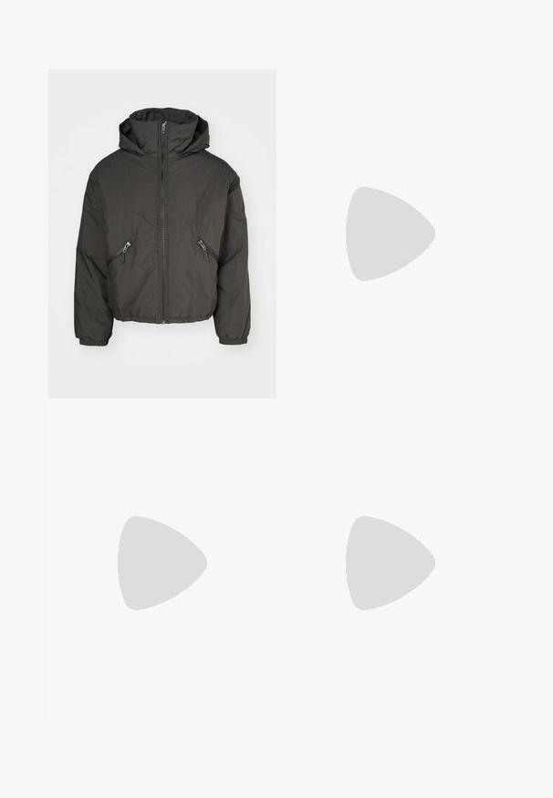 Weekday HOODED PUFFER JACKET - Winterjas - dark grey; Witte katoenen t-shirt met een ronde hals, korte mouwen en een relaxte pasvorm. Heeft een eenvoudig ontwerp zonder patronen of accenten.; Zwarte gestreepte wijde broek met plooien, met een op maat gemaakt ontwerp en een zachte textuur. Geen zichtbare hardware of accenten.; Tan suède enkelboot met zwart gevoerd kraagje, gouden metalen oogjes, witte stikdetails en een robuuste rubberen zool met uitgesproken profiel.