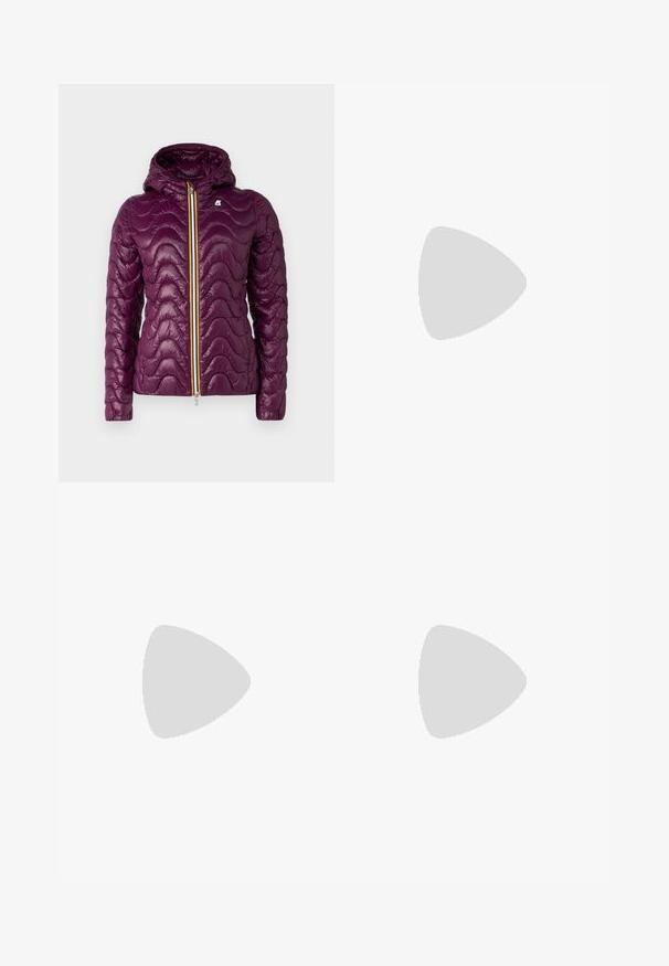 K-Way QUILTED WARM - Könnyű dzseki - violet/purple; Fekete pamut póló rövid ujjakkal, kerek nyakkivágással és kis fehér "Calvin Klein" logóval a mellkasnál. Simás textúra, klasszikus fazon.; Fekete farmer széles lábú nadrág magas derékkal, öt zsebes kialakítással és ezüst színű fémgombbal. Az anyag sima tapintású és enyhén elasztikus.; Fekete sportcipő sima bőrből és velúr panelekkel, lapos fűzőkkel, kerek orral és fehér gumi talppal. Megkülönböztető logó a sarkán.