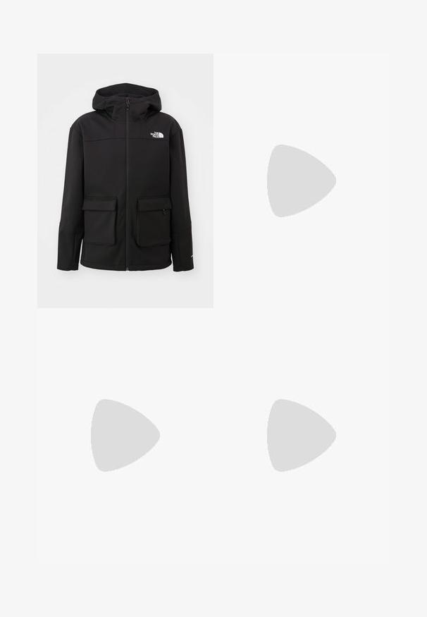 The North Face ANCOHUMA SOFTSHELL JACKET - Softshell jakker - black; Hvid langærmet T-shirt lavet af bomuld med rund hals. Har et lille sort logo på brystet. Glat tekstur, almindelig pasform.; Sorte sweatpants med snor i livet, tætsiddende pasform, elastiske manchetter og et lille hvidt logo på venstre lår, lavet af glat stof.; Sorte udendørssko med mesh og syntetisk materiale, med en tekstureret overdel, sikre snørebånd og en robust ydersål, på klippelandskab.