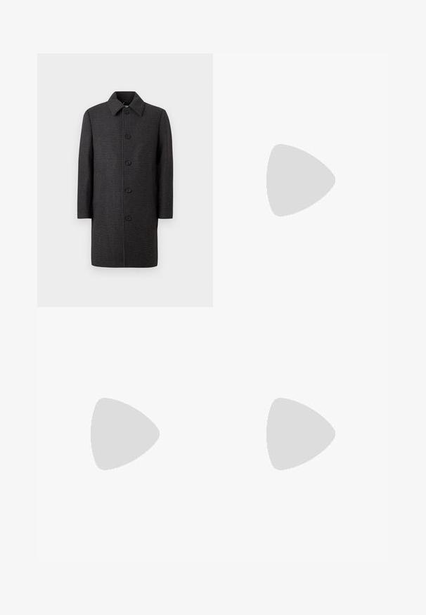 Cappotto a fantasia houndstooth nero e grigio con taglio dritto, colletto e cinque bottoni frontali. Design di lunghezza media con maniche lunghe.; Maglietta nera a maniche corte realizzata in un morbido misto cotone, con scollatura a girocollo e un design minimalista senza motivi o dettagli.; Pantaloni neri a gamba larga con fronte piatto, due tasche laterali, design plissettato e un elastico in vita di colore rosso a contrasto.; Mocassini in pelle marrone scuro con punta arrotondata, dettagli di cucitura discreti e suola in gomma bassa. Texture liscia con una vestibilità flessibile.