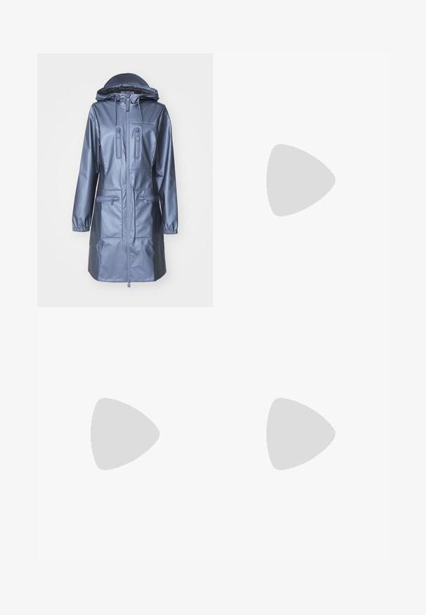 Rains Vízálló dzseki - bay; Rövid ujjú, krém színű, pamutból készült póló. A bal mellrészen rózsaszín hímezett logó található, amelyen a "Nike Sportwear" felirat olvasható. Kerek nyakú.; Fehér, bő szárú sportnadrág ribbelt derékpánttal és diszkrét logórésszel. Simá szövet, laza szabással és taperált szárral.; Fehér bőr sportcipő kék akcentusokkal, perforált orrdesignnal és texturált kék-fehér cipőfűzőkkel, szürke bordás zoknikkal viselve.