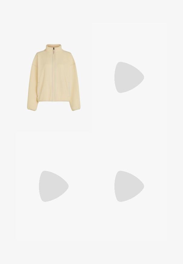 Giacca in pile di colore crema morbido, con colletto alto, zip frontale completa e tasche laterali. Tessuto testurizzato con polsini a costine.; T-shirt corto a maniche corte di colore marrone, realizzato in un tessuto morbido, con scollatura rotonda e cuciture pulite, privo di schemi o decorazioni.; Leggings marroni realizzati in materiale elasticizzato con un alto elastico a coste e tasche laterali. Presentano cuciture piatte per una maggiore durata.; Sneakers Nike P-6000 con una toma superiore in mesh grigio chiaro, accenti neri e una resistente suola in gomma nera. Dotati di un design intricato e di un sistema di allacciatura.; Borsa tote trapuntata grigia chiara con due manici per spalla e una tracolla staccabile, caratterizzata da una texture liscia e imbottita e un discreto dettaglio del logo.