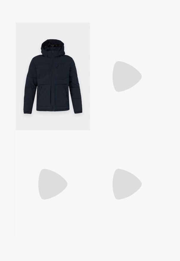 Marineblåste pufferjakke med hætte. Har en frontlynlås, to sidelommer med lynlås og en brystlomme. Glat stof med polstret tekstur.; Hvid kortermet T-shirt med rød tekst "Studio Originals Edition" på venstre bryst, vist på en neutral grå baggrund.; Lyseblå denim jeans med løs pasform, mellemhøj talje og lige ben. Har fem lommer, bæltestropper og en knappelukning.; Hvide slip-on sneakers med en struktureret overflade, en tyk sål og et minimalistisk design. Har brandlogoet på siden.