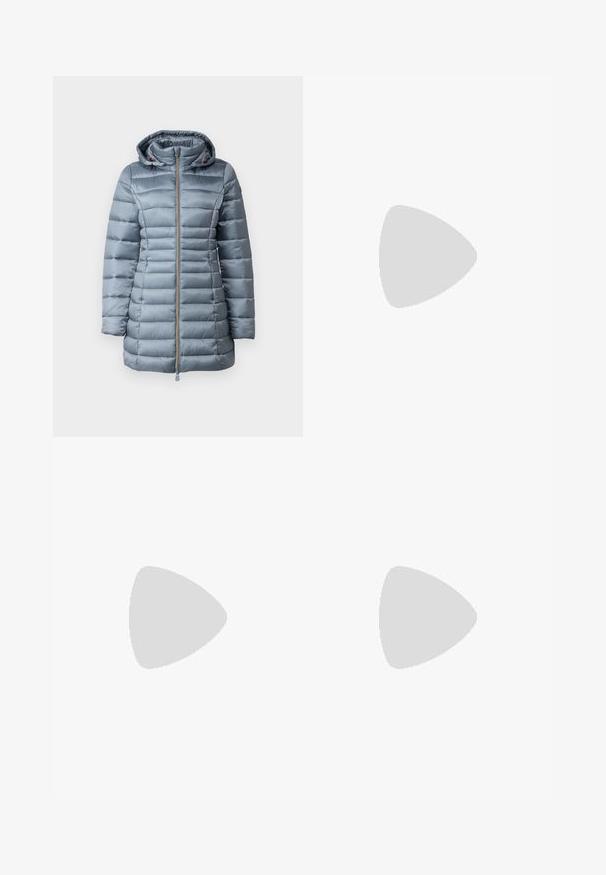Giubbotto puffa grigio con cappuccio, caratterizzato da sezioni trapuntate orizzontali, una cerniera frontale e una morbida texture di tessuto lucido.; T-shirt in cotone nero con maniche corte, colletto a girocollo e piccolo logo bianco "Calvin Klein" sul petto. Texture liscia, vestibilità classica.; Pantaloni neri su misura con un design a gamba dritta, caratterizzati da una texture liscia e pieghe ben definite sul davanti. Senza hardware visibile.; Scarpa slingback nera con punta affilata e tacco basso, realizzata in pelle liscia e con un design a taglio laterale per favorire la traspirabilità.