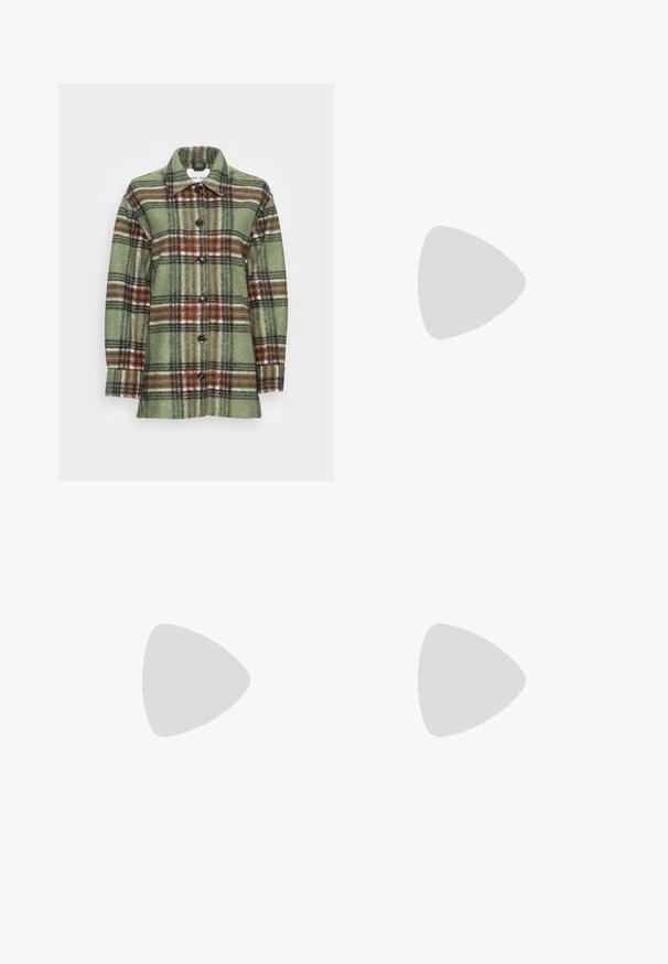 Samsøe Samsøe ROSALIE OVERSHIRT  - Casaco curto - dark ivy; Camiseta preta de manga curta com textura canelada, apresentando um pequeno emblema no peito e um decote arredondado.; Samsøe Samsøe SHELLY - Calças de ganga de corte relaxado - clear cream; Mocassins de couro preto com bico arredondado, sola espessa e texturizada, e detalhes de costura minimalistas. Design elegante sem atacadores ou ferragens visíveis.