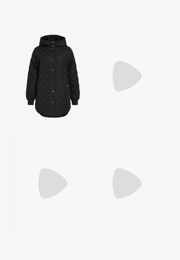 Chaqueta negra acolchada con capucha, cierre de botones a presión, puños elásticos y un largo mayor con bolsillos laterales. Textura suave y lisa.; Camiseta de manga corta negra hecha de algodón. Presenta un cuello redondo, corte holgado y dobladillo limpio sin patrones ni herrajes visibles.; Pantalones de pierna ancha negros con una cintura con volantes, que cuentan con dos bolsillos laterales y una tela suave y ligera. Sin patrones visibles ni accesorios.; Sandalias de plataforma negras con suelas gruesas y dentadas, y múltiples correas, que presentan hebillas de metal y una textura similar al cuero suave.