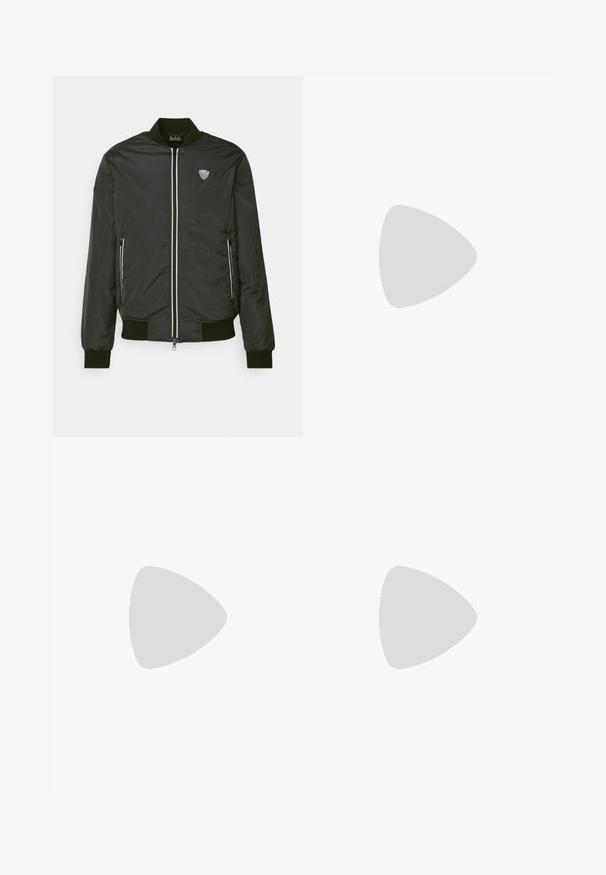 EA7 Emporio Armani JACKET - Bomber bunda - notte; Bílý krátký rukáv tričko s černými akcentními pruhy na ramenou. Na hrudi se nachází malé černé logo. Vyrobeno z měkké, hladké tkaniny.; EA7 Emporio Armani TRAIN VISIBILITY  - Šortky - black/cream; Bílé kožené tenisky s plochou gumovou podešví, s hladkým povrchem, kulatou špičkou a kovovými dírkami na tkaničky. Nosené s černými kalhotami.