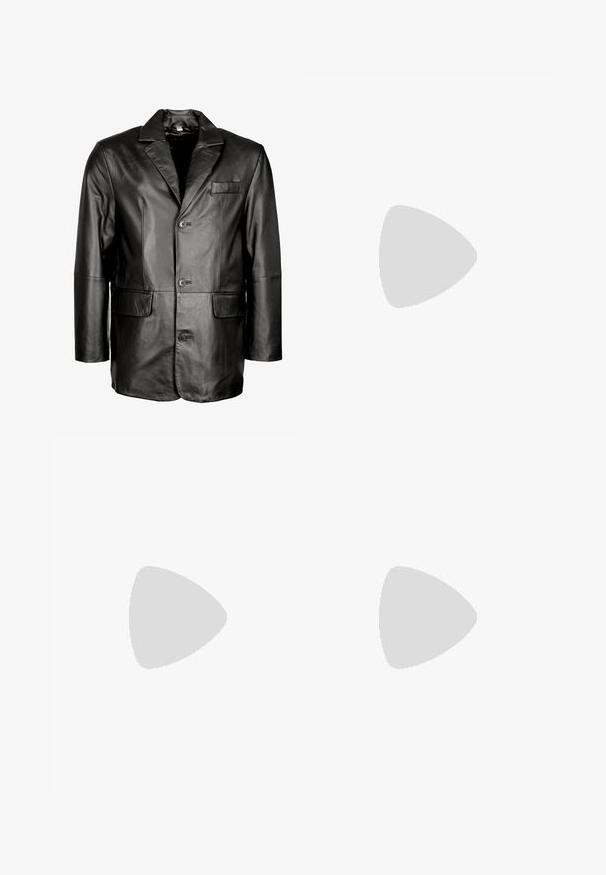 Czarna skórzana marynarka z klapami, zapięcie na dwa guziki, dwie przednie kieszenie i gładka faktura. Dopasowany krój z wysmukłą sylwetką.; Dwie czarne koszulki polo z krótkim rękawem, wykonane z materiału bawełnianego, z klasycznym kołnierzykiem, z zapięciem na dwa guziki oraz białymi paskami wewnątrz kołnierza.; Czarne spodnie wykonane z gładkiego materiału, z prostą nogawką, dwoma fałdami z przodu oraz standardowym paskiem z wypustkami na pasek.; Czarne skórzane mokasyny o gładkim wykończeniu, z haftowanym wzorem i dekoracyjnym akcentem z metalowego łańcucha na wierzchu. Płaska pięta.