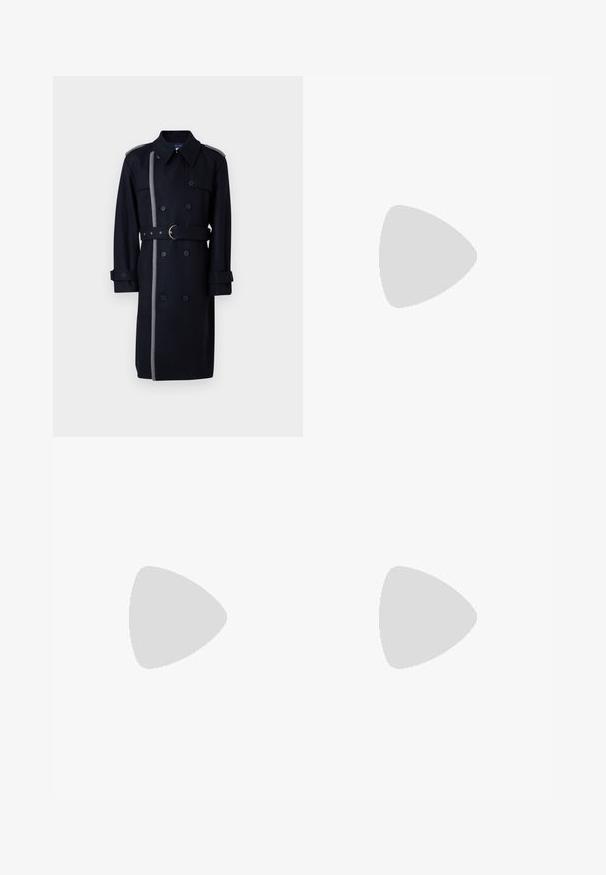 Cappotto lungo in lana nera con design a doppiopetto, striscia laterale grigia, cintura con fibbia in ottone e polsini bottonati.; Maglietta nera a maniche lunghe con colletto tondo. Realizzata in tessuto morbido, presenta un design semplice e una vestibilità normale senza alcun motivo o accentuazione visibili.; Pantaloni neri a pieghe con un design dritto e gamba larga. Realizzati in tessuto morbido, con chiusura a bottone e passanti per cintura.; Sneaker bianco con accenti in camoscio, punta rotonda, lacci piatti e suola in gomma crema. Presenta un marchio verde sul tallone.