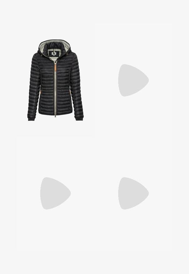 Schwarze gepolsterte Jacke mit gefütterter Kapuze, Reißverschluss, elastischen Manschetten, Seitentaschen und braunem Lederakzent in der Nähe des Reißverschlusses.; Langärmliges Kleid in Braun und Creme mit Zebra-Streifenmuster. Weicher Stoff, ausgestellte Ärmel und runder Ausschnitt.; Braune Lederstiefel bis zum Knie mit Blockabsatz, glatter Textur, runder Spitze und minimalen Nahtdetails.; Schwarze Ledertasche mit schmalem Design, geschwungener Form und verstellbarem Griff. Verfügt über minimale Nähte und ein schlichtes Design.