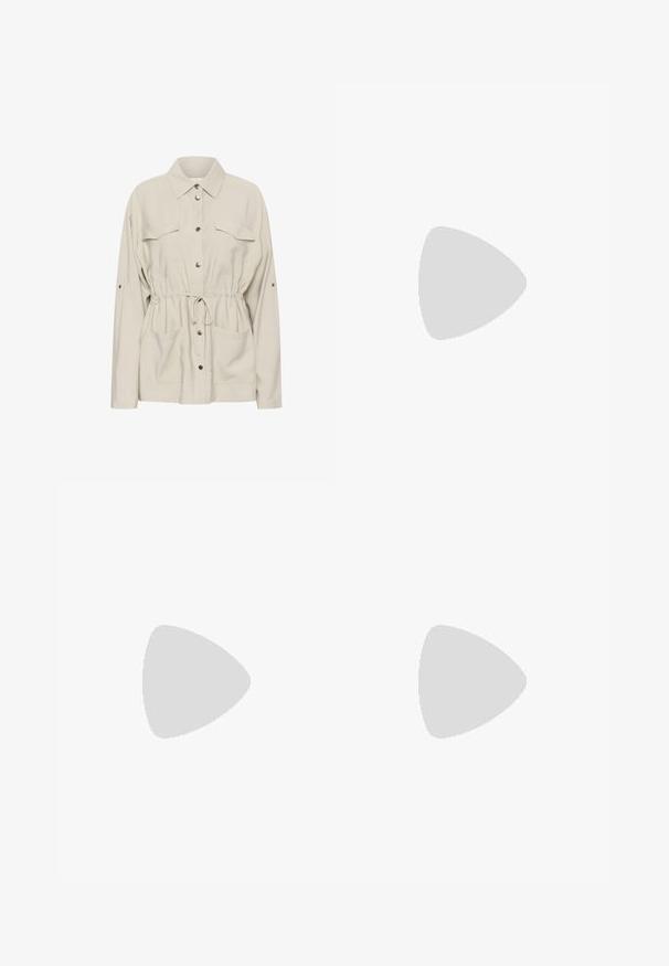 Kaffe Kevyt takki - feather gray; Valkoinen, ribbatusta kankaasta valmistettu, istuva toppi, jossa on hihattomat cap-sleeve -hihoja ja kokoontumisdetails, jotka antavat tekstuuria ja muotoa.; Valkoiset leveälahkeiset housut kevyestä kankaasta. Ominaisuuksiin kuuluu elastinen vyötärö, jossa on nauhakuuluma ja sivutaskut. Sileä rakenne.; Vaaleanpunaiset mokkanahkakengät, joissa on valkoiset raidat ja nauhat, varustettuna tekstuurilla olevalla kielillä ja kumipohjalla, asetettuna siniselle matolle.